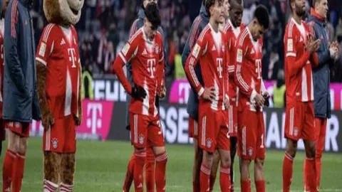 巴萨管理团队赛后合影，共庆战胜马竞的胜利时光